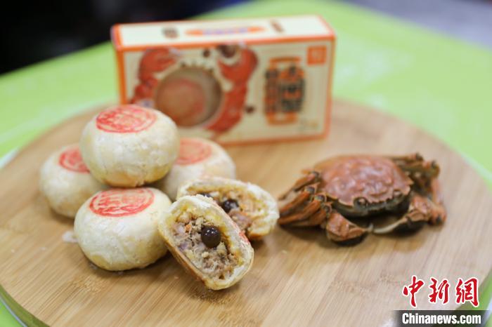 上海交大女硕士为美食放弃读博研发大闸蟹月饼成爆款