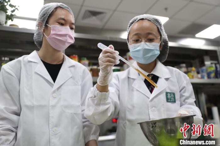 毕业于上海交通大学生命科学院微生物专业的甜希如今成为“美食科学家”。盒马供图