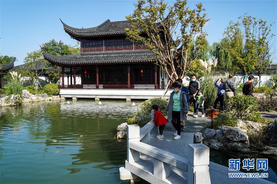 （社会）（3） 江苏阳澄湖：高速服务区 旅途“新景点”