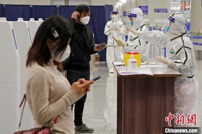 浦东机场海关人员对入境旅客信息信息核查。(资料照片) 殷立勤 摄