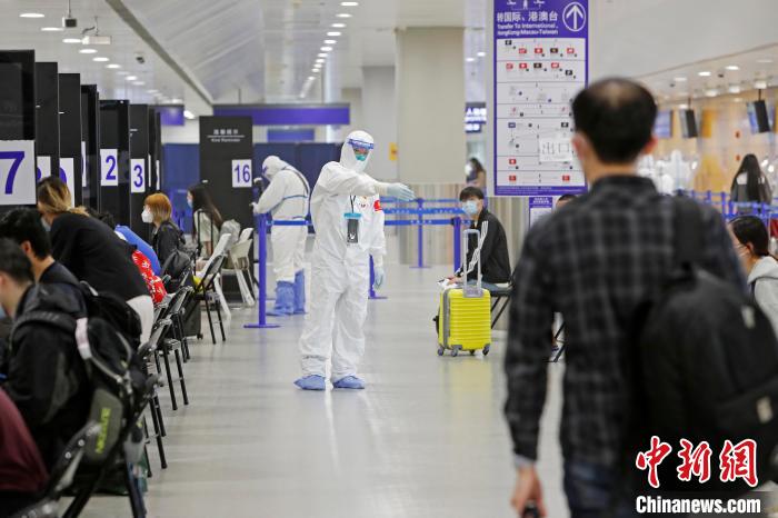 浦东机场海关人员引导入境旅客等待进行信息核查。(资料照片) 殷立勤 摄
