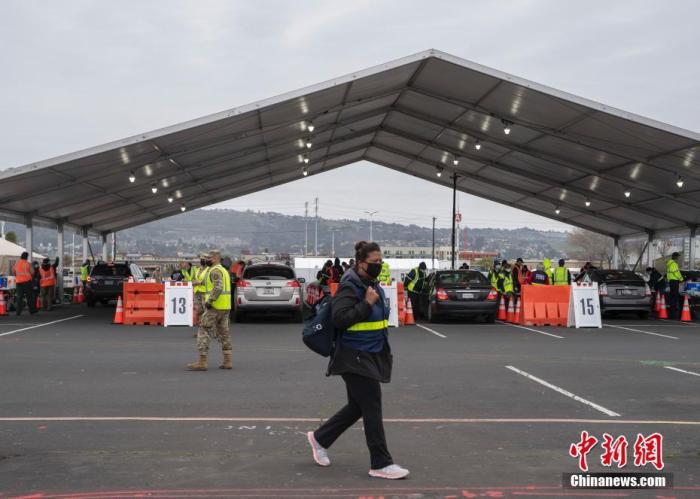 当地时间2月16日，设立在美国加州奥克兰体育场的大规模疫苗接种站向符合资格的民众开放。这处接种站每天将提供6000剂疫苗。近期，美国多处知名体育场变身疫苗接种站，以加速新冠疫苗接种速度。<a target=&apos;_blank&apos; href=&apos;http://www.chinanews.com/&apos;><p align=