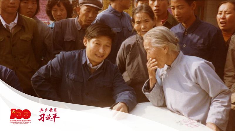 这是1983年，时任河北正定县委书记的习近平(前排居中)，临时在大街上摆桌子听取老百姓意见。