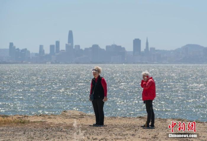 当地时间4月27日，民众在美国加利福尼亚州里士满的海边进行休闲活动。美国疾病控制与预防中心（CDC）在当日发布的最新指引中说，完全接种新冠疫苗的民众在一些户外场所可以不佩戴口罩。CDC主任沃伦斯基解释说，对于已完全接种新冠疫苗者在户外不戴口罩是“安全的”，但是由于大型活动难以保持社交距离以及仍有众多未接种疫苗者，因此CDC仍建议佩戴口罩。<a target=&apos;_blank&apos; href=&apos;http://www.chinanews.com/&apos;><p align=