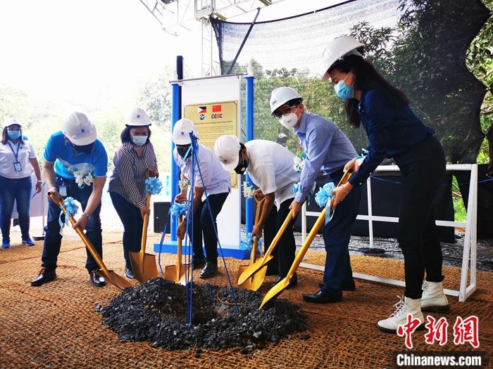 中国驻菲律宾大使馆临时代办檀勍生(右二)应邀出席项目动土仪式，与菲公造部副部长亚布(右三)、马尼拉水务局董事会主席维拉斯科(右四)，以及黎刹省特蕾莎市市长帕利诺、黎刹省莫龙市市长德莱昂等，挥动金锹为项目埋下启动胶囊。<a target=&apos;_blank&apos; href=&apos;http://www.chinanews.com/&apos;><p align=