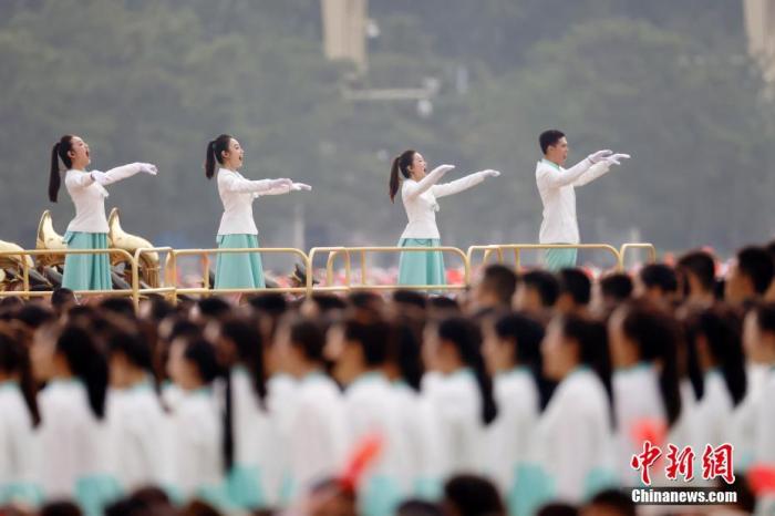 7月1日上午，庆祝中国共产党成立100周年大会在北京天安门广场隆重举行。图为现场合唱团。 <a target=&apos;_blank&apos; href=&apos;http://www.chinanews.com/&apos;><p align=