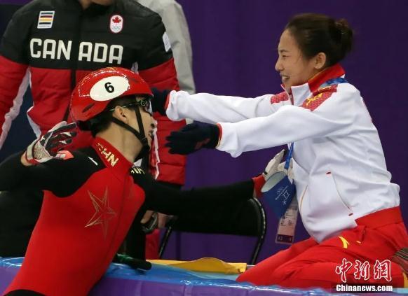 2018年2月22日，中国选手武大靖在平昌冬奥会短道速滑男子5000米接力决赛后拥抱教练李琰。<a target=&apos;_blank&apos; href=&apos;http://www.chinanews.com/&apos;><p align=