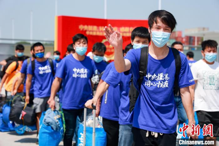 2万余名援港建设者获赠纪念物资：要珍藏起这件衣服