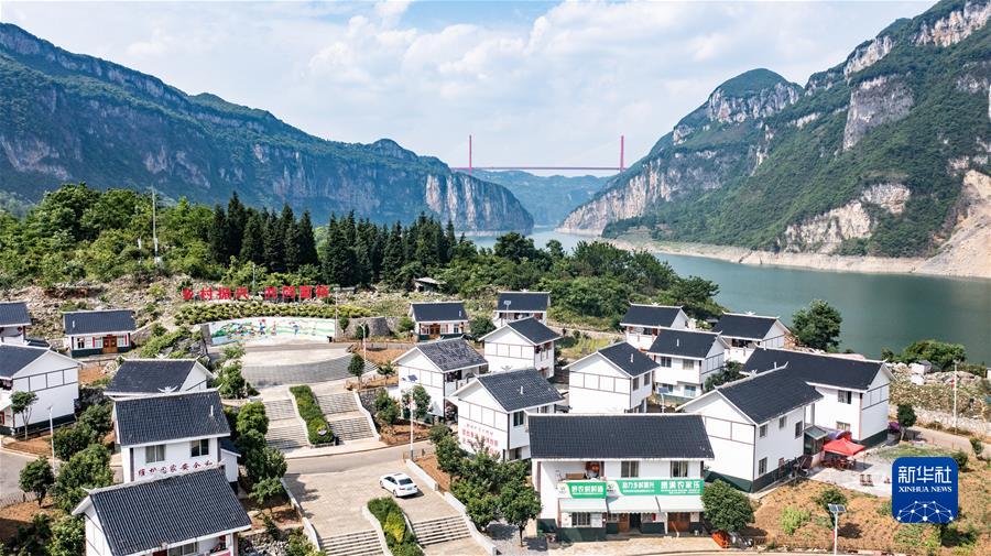 开创多彩贵州的美好未来——沿着总书记的足迹之贵州篇 (沿着总书记的足迹·贵州篇)(1)开创多彩贵州的美好未来——沿着总书记的足迹之贵州篇