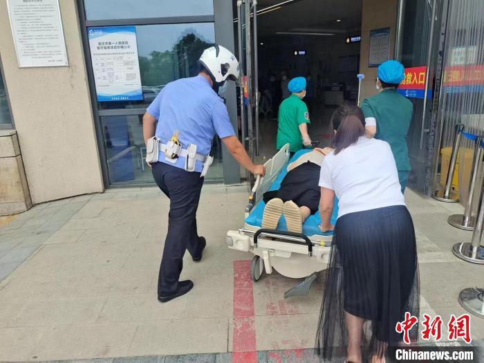 孕妇大出血交警开路 家属感慨:全宿迁都在为我们让路