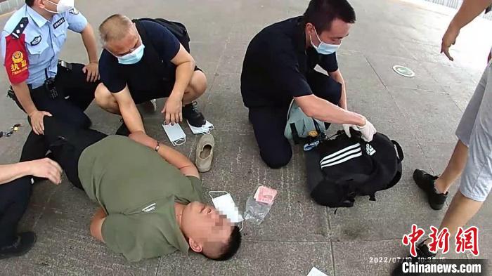 “老贼”72小时扒窃5000元现金 被便衣抓了现行 “老贼”72小时扒窃5000元现金被便衣抓了现行