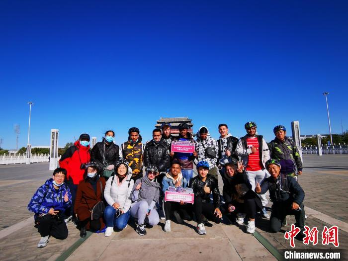 留学生骑行北京中轴线 “阅读”中华文明博大精深