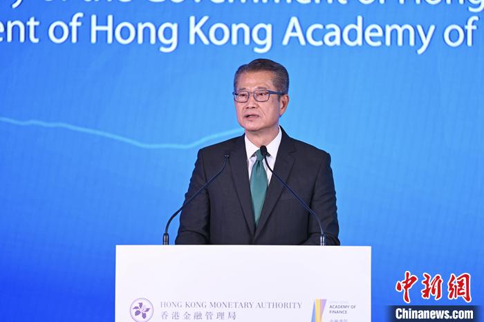 11月3日，香港金融管理局举办的国际金融领袖投资峰会在港交所的香港金融大会堂举行“与国际投资者对话”研讨会，特区政府财政司司长陈茂波作主题演讲。 <a target='_blank' href='/'><p align=