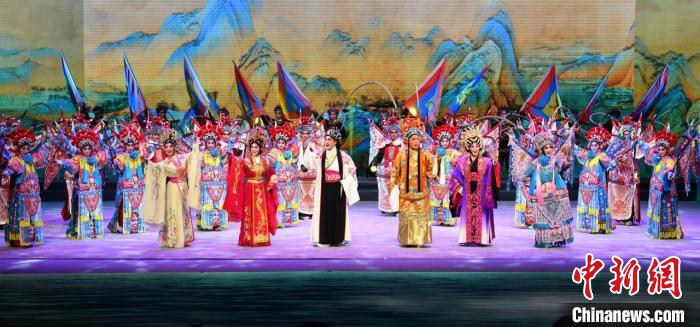 粤歌《相遇岭南》展演。　文瑶 摄