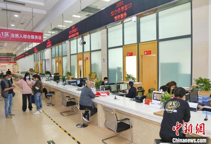 贵州省政务服务大厅内一角。　贵州省投资促进局供图