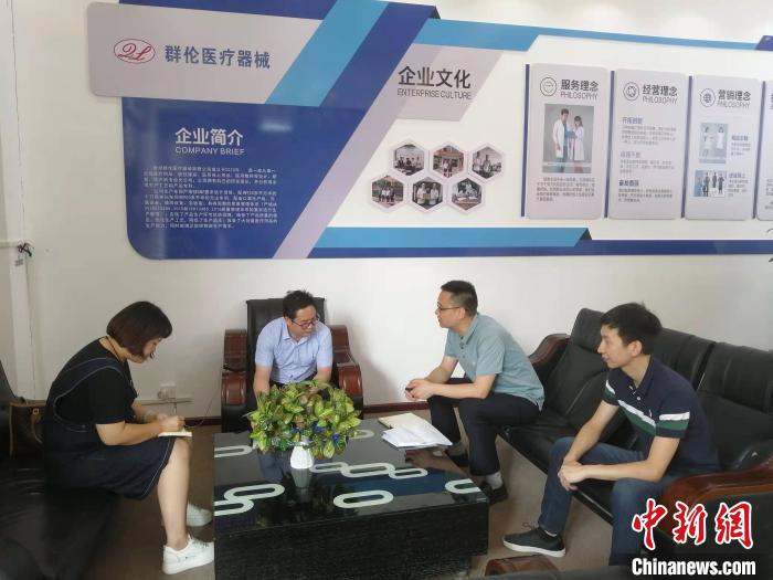 榕江县政府营商办走访服务企业。　贵州省投资促进局供图