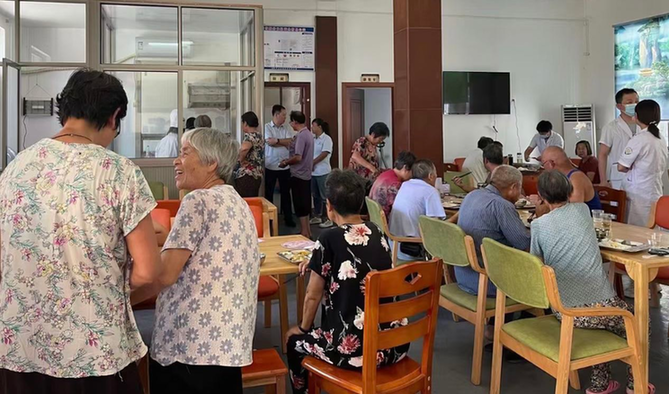 养老护理行业日渐兴起:从业者多了认同感高了