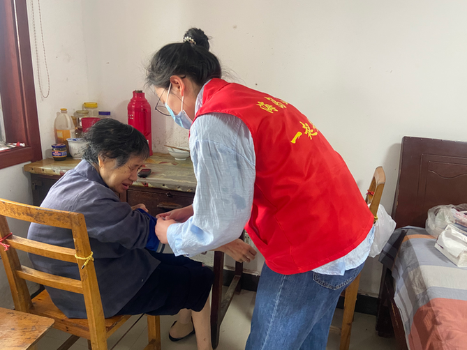 养老护理行业日渐兴起:从业者多了认同感高了