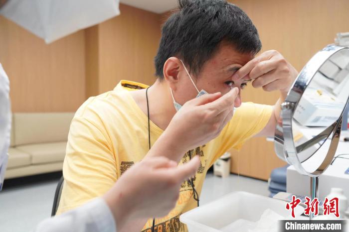 戴上定制隐形眼镜 杭州“天才翻译家”金晓宇右眼复明
