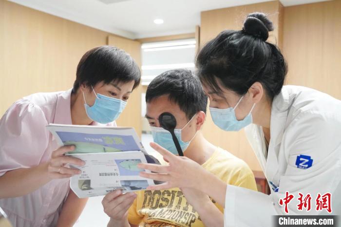 戴上定制隐形眼镜 杭州“天才翻译家”金晓宇右眼复明