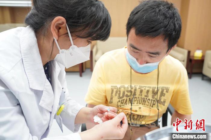 戴上定制隐形眼镜 杭州“天才翻译家”金晓宇右眼复明